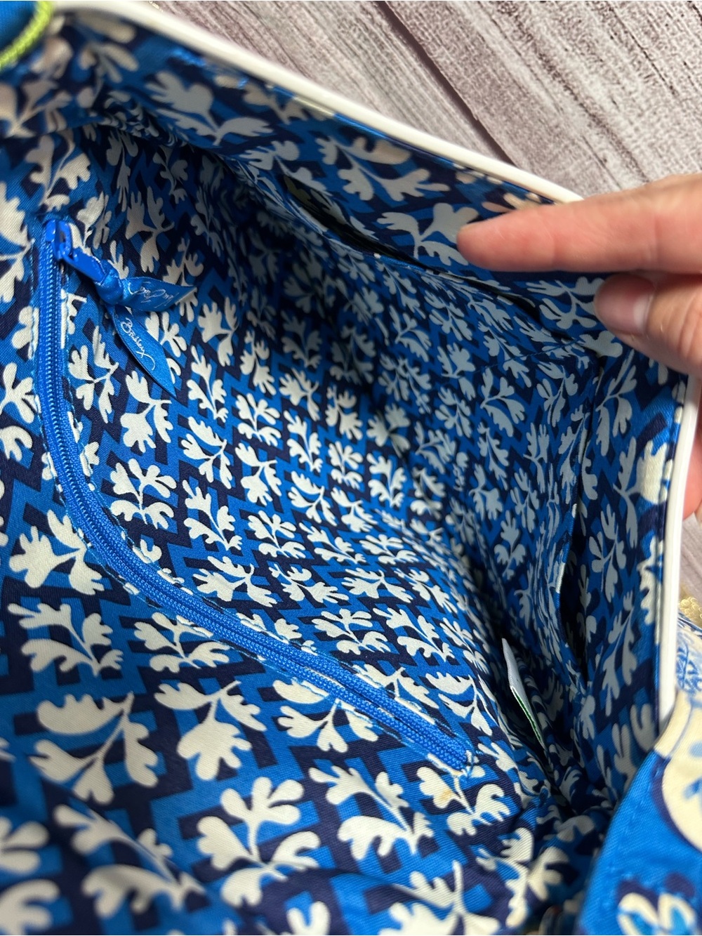 Vera Bradley crossbody bag in Blue Lagoon quilted pattern - Picture 10 of 16